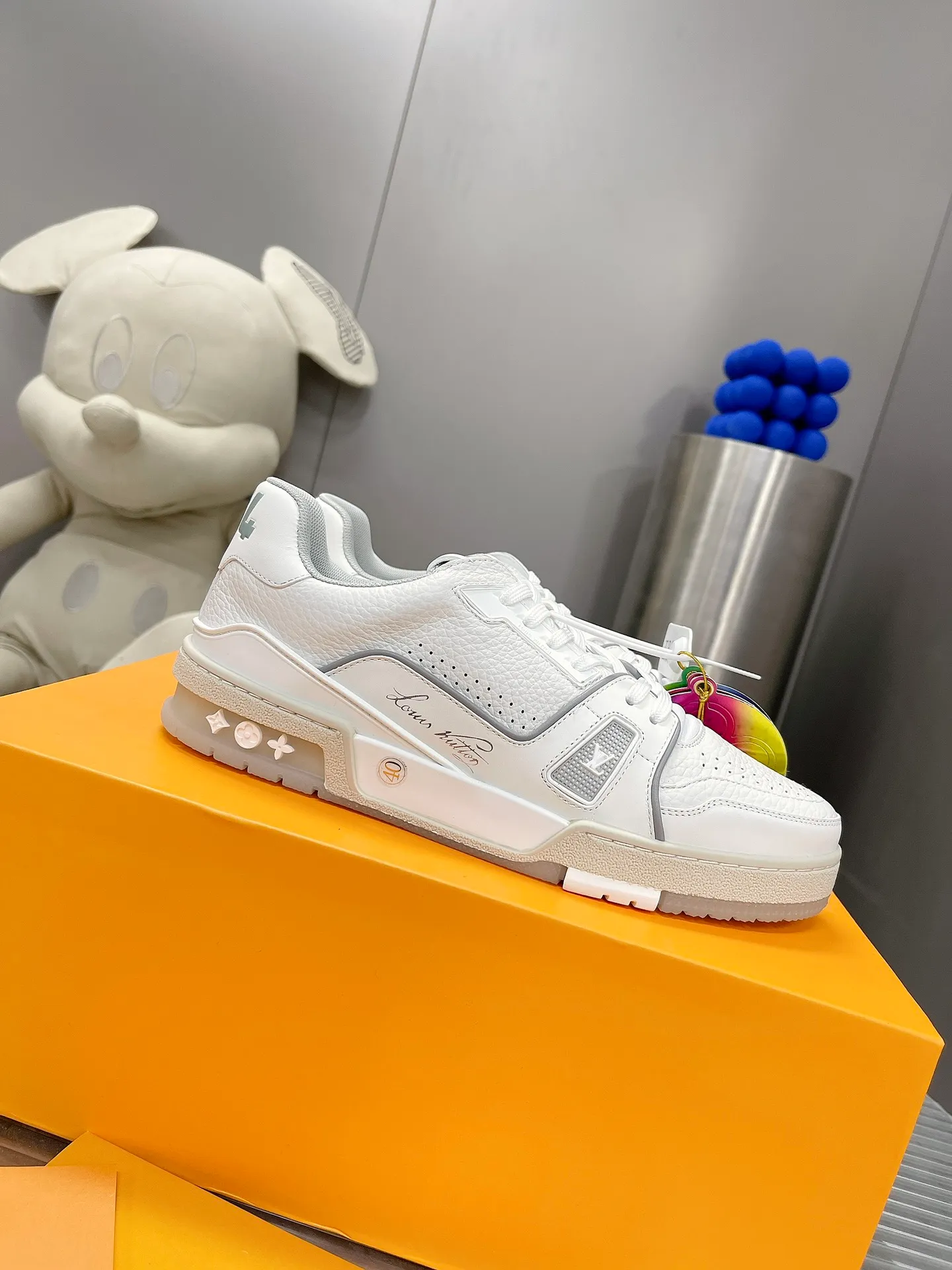👟👟Ex-factory price 840👟👟 Women's shoes, women's clothing, couple models 35-44, top LV TRAINER basketball series sneakers, original 1:1 copy, official website limited edition retro basketball sneakers! Both the high-top and low-top models spent money to purchase 1:1 accurate reproductions of the originals, and all the details are flawless! The upper material is exclusively customized first-layer cowhide, the inside is breathable 3D mesh material, the sole is T👟👟 ex-factory price U, non-slip, anti-yellowing and high temperature resistant. Exclusively customized materials. Size female 39-44